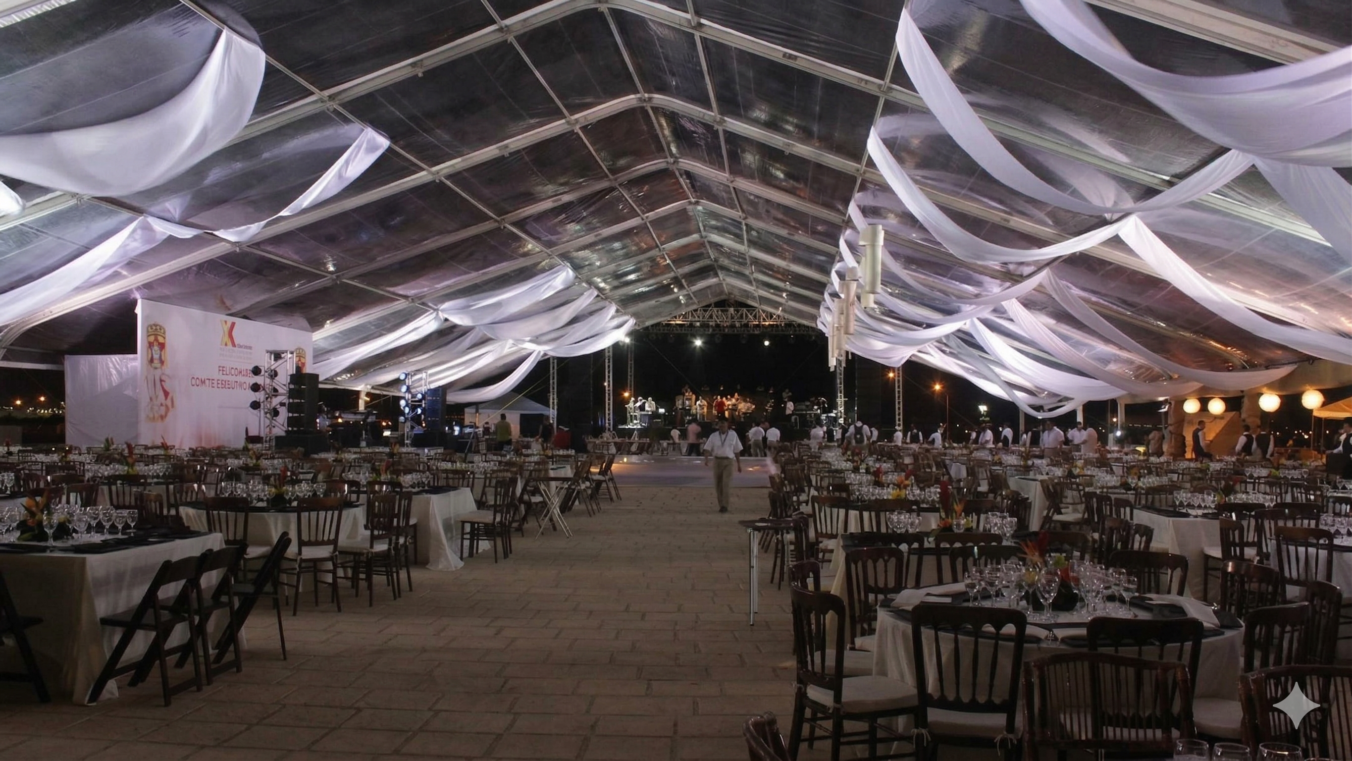 Montaje principal de carpa y estructura para evento especial