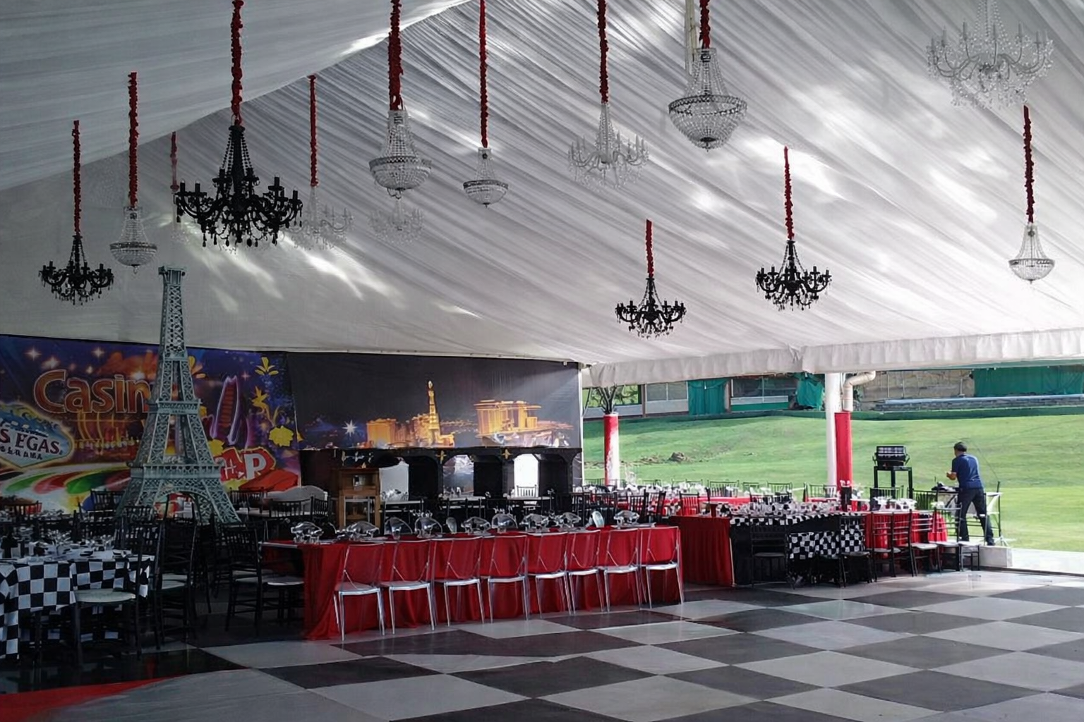 Ambientación interior de estructura para evento social o corporativo