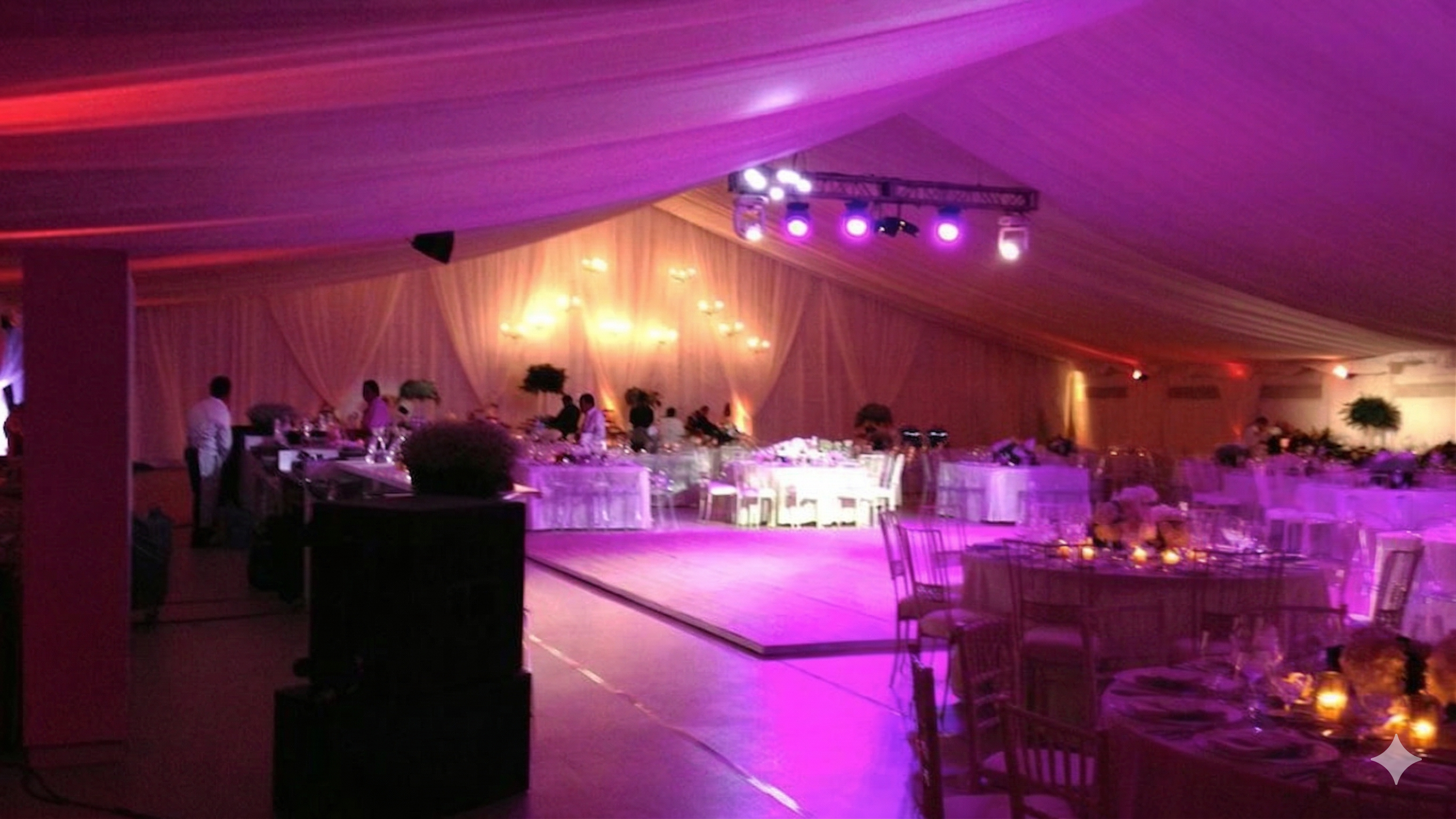 Carpa iluminada para evento nocturno de gran presencia