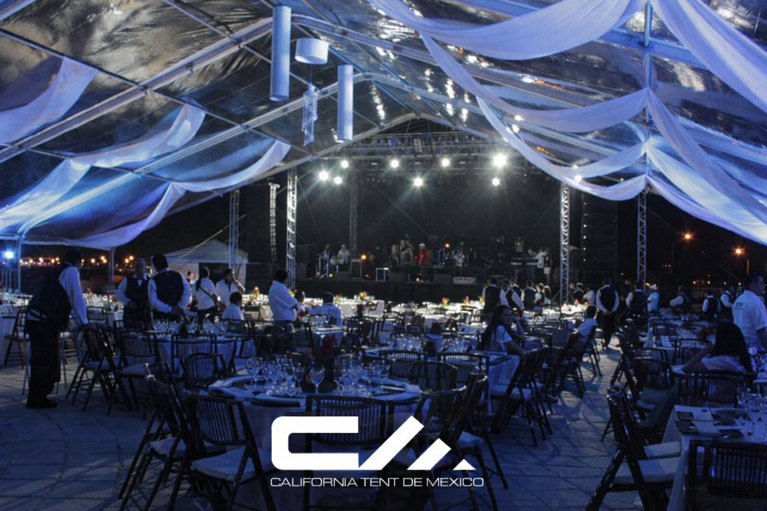 Montaje para espectáculo con estructura, iluminación y cobertura de California Tent de México