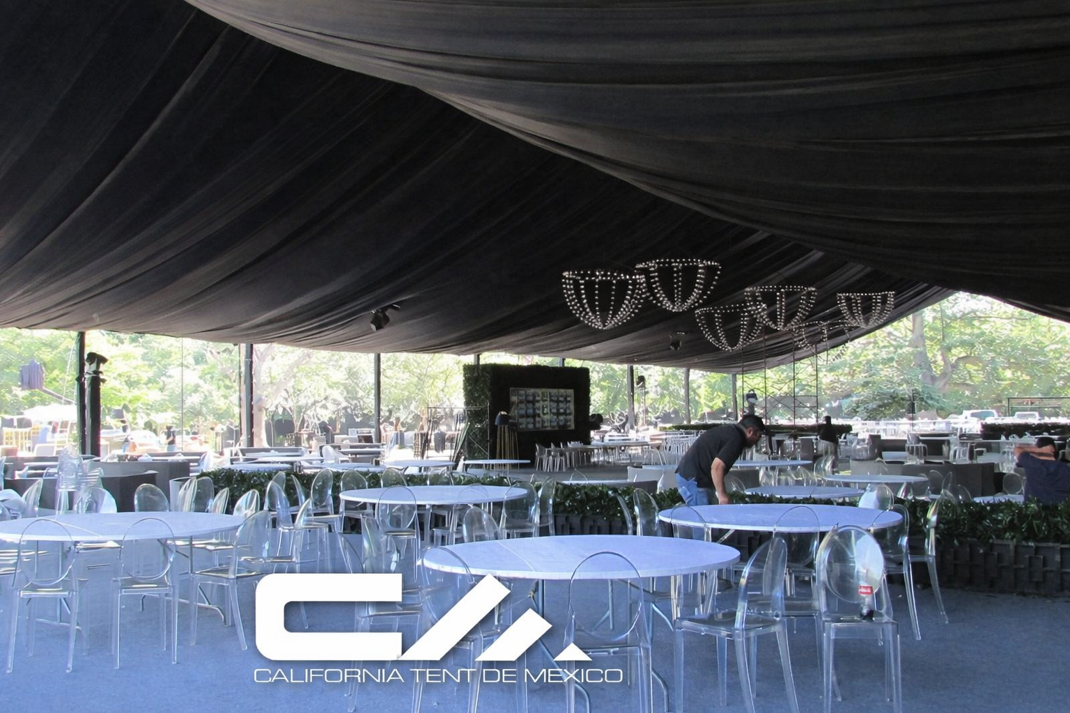 Montaje social con carpa, plafon y distribucion para invitados