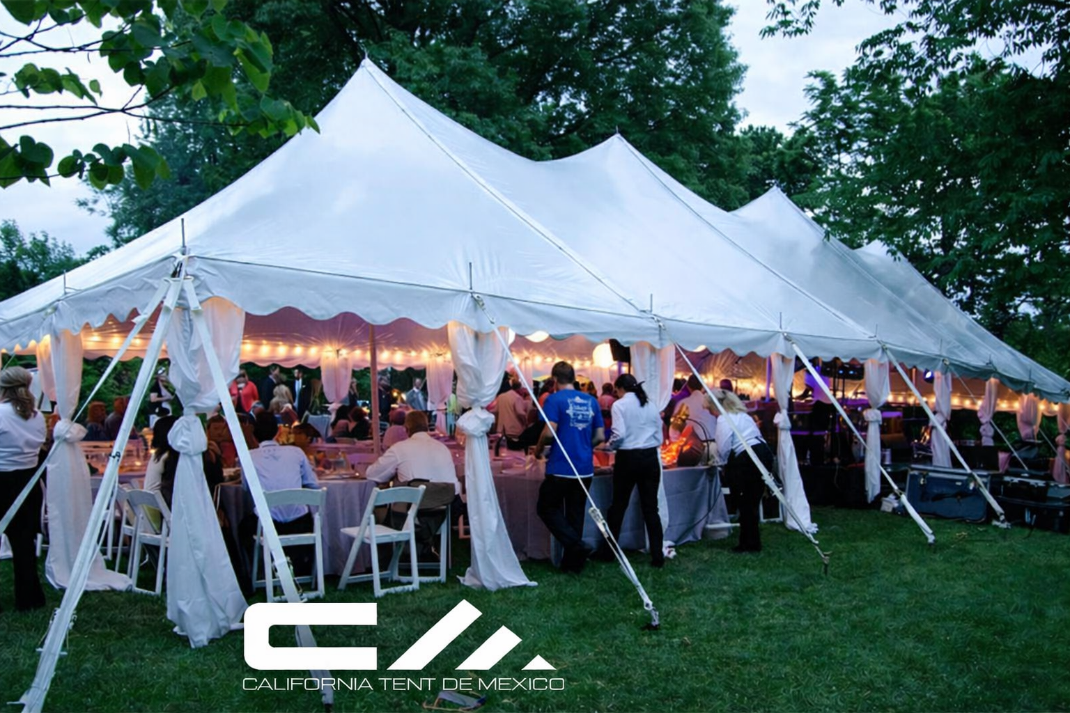Carpa elegante para boda al aire libre con iluminacion ambiental